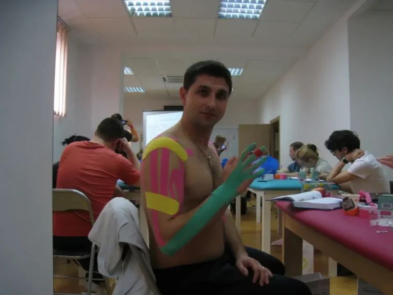 Pacient cu benzi kinesio aplicate pe umăr – Clinica Kinetoterapia Piatra-Neamț
