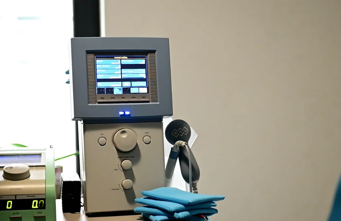 Aparat modern de electroterapie folosit în cabinetul de recuperare medicală