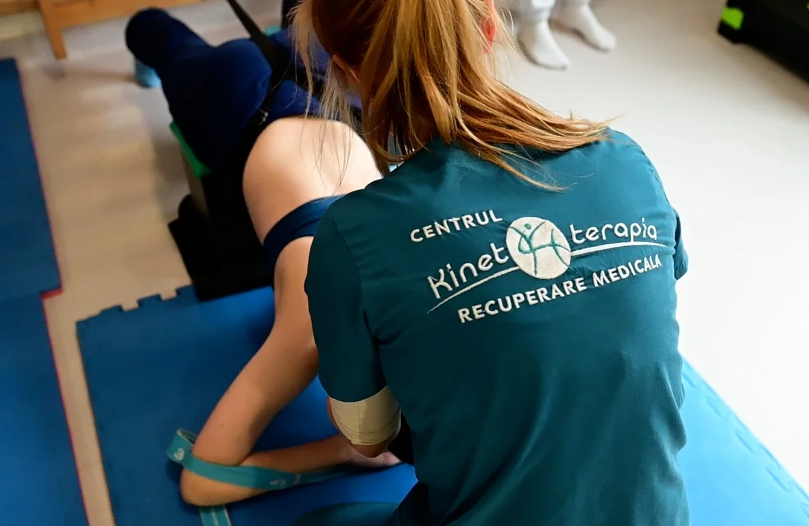 kinetoterapeut ghidand un pacient la exercitii de recuperare pentru spondiloza cervicala